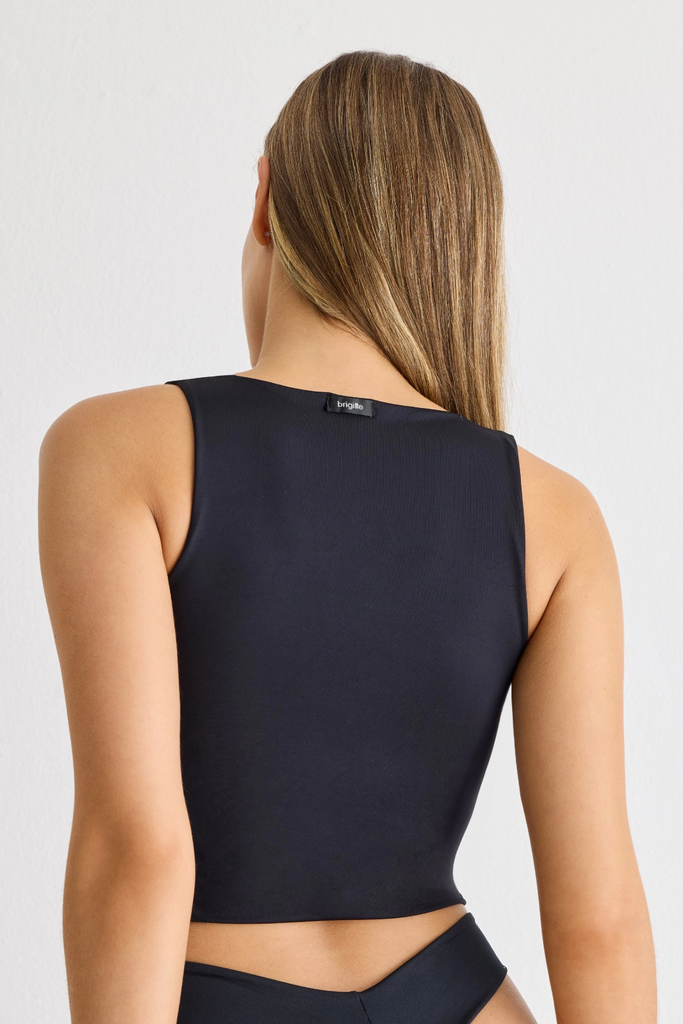 MUSCULOSA DE MICROFIBRA CON ESCOTE CUADRADO Y ESPALDA CERRADA