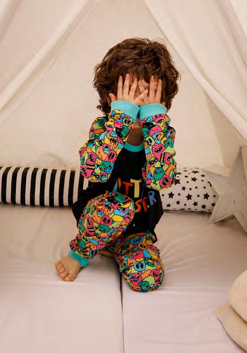  INV. PIJAMA COMBINADO DE DOS PIEZAS CON PUÑO Y ESTAMPADO "MONSTER"